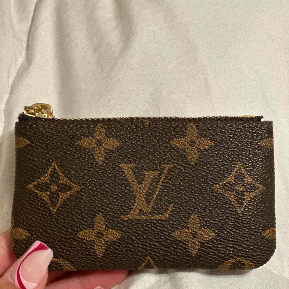 🩵SOLD🩵LOUIS VUITTON | Monogram Canvas Key Pouch code FL4220 - Picture 2 of 9